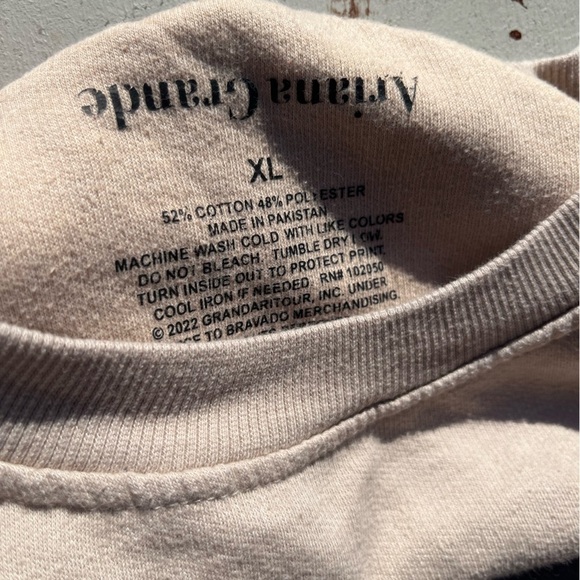 Women's Ariana Grande Sweatshirt Beige Sweetener Spell-Out XL Pop Singer NYC Y2K - Picture 4 of 11